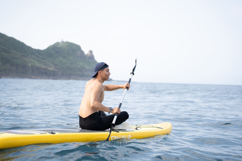 龍洞灣內 SUP 立槳親子體驗,龍洞岬提供東北角龍洞浮潛體驗、PADI 水肺潛水課程、SUP 立槳、攀岩活動，以及浮潛、自由潛水、水肺潛水裝備租借，位於北海岸龍洞灣和美國小旁，是距離下水點最近的專業潛水中心。
